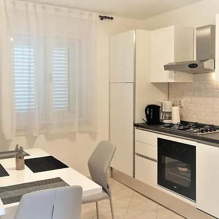 Lovely In With Kitchen Holiday home *